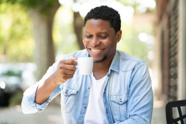 Kahve dükkanında kahve içen adam..