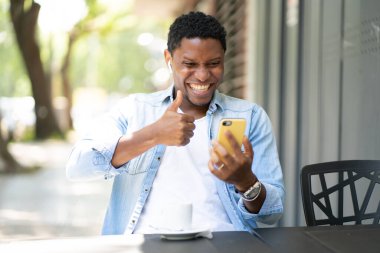 Cep telefonuyla görüntülü görüşme yapan adam..