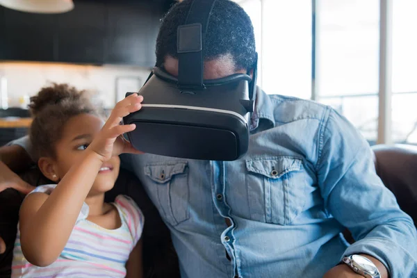 Baba kız video oyunu oynuyorlar..