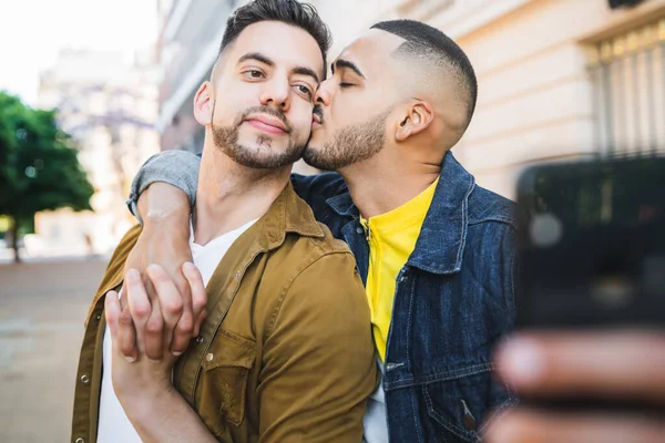 Schwules Paar macht ein Selfie auf der Straße. — Stockfoto