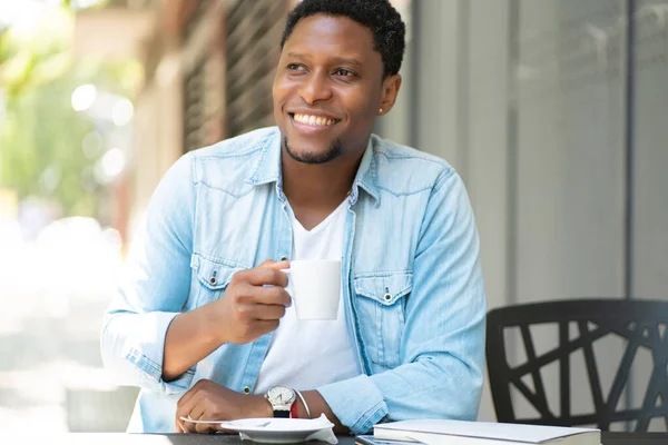 Hombre bebiendo café en la cafetería. — Foto de Stock