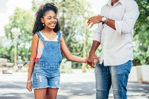 Padre e figlia godendo di una passeggiata insieme all'aperto. — Foto Stock