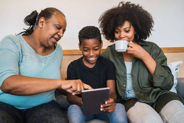 Nonna, madre e figlio utilizzando tablet digitale. — Foto Stock