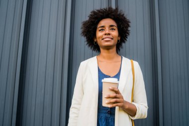 Dışarıdaki afro iş kadınının portresi.