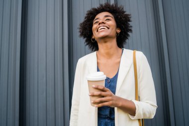 Dışarıdaki afro iş kadınının portresi.