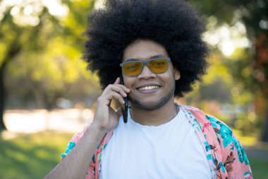 Latin adam dışarıda telefonla konuşuyor..