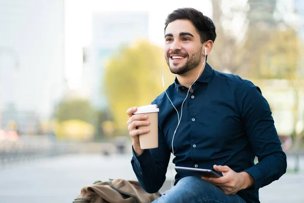 Νεαρός που χρησιμοποιεί ψηφιακό tablet σε εξωτερικούς χώρους. — Φωτογραφία Αρχείου