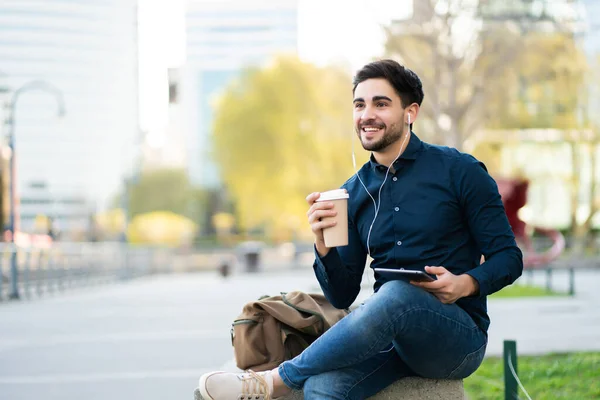 Νεαρός που χρησιμοποιεί ψηφιακό tablet σε εξωτερικούς χώρους. — Φωτογραφία Αρχείου