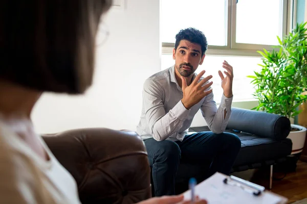 Psycholoog maakt aantekeningen tijdens therapiesessie. — Stockfoto