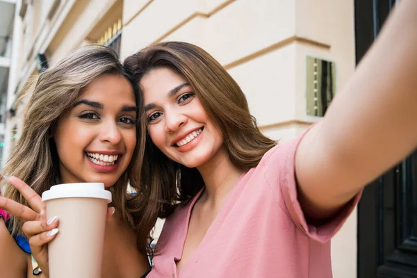 Dois amigos tirando uma selfie ao ar livre. — Fotografia de Stock