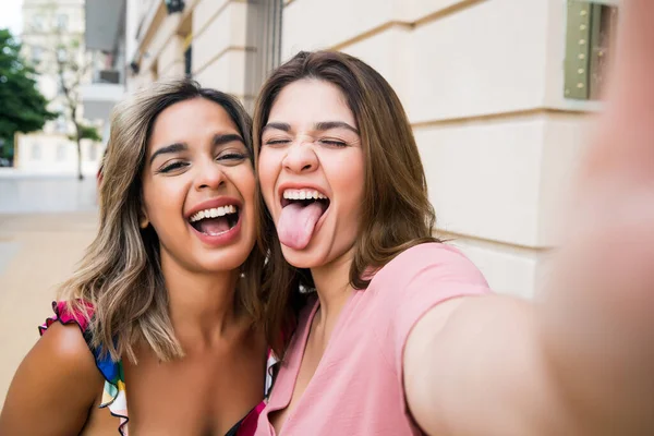 Dois amigos tirando uma selfie ao ar livre. — Fotografia de Stock