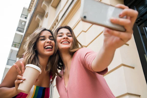Dois amigos tomando selfie com telefone ao ar livre. — Fotografia de Stock