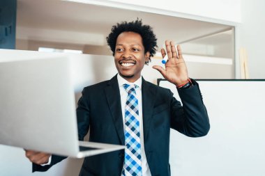 Bir video görüşmesinde iş adamı.