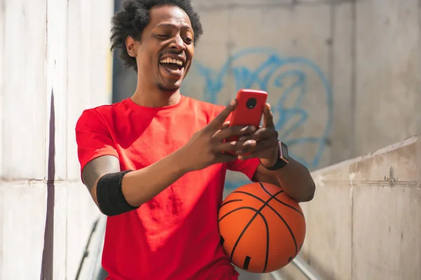 Atleta hombre usando su teléfono móvil al aire libre. —  Fotos de Stock