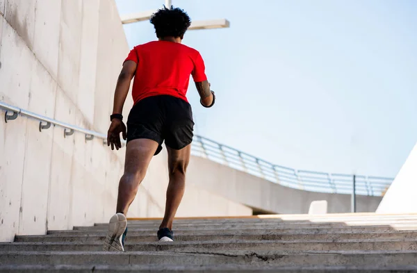 Спортсмен бігає і займається фізичними вправами на відкритому повітрі . — стокове фото