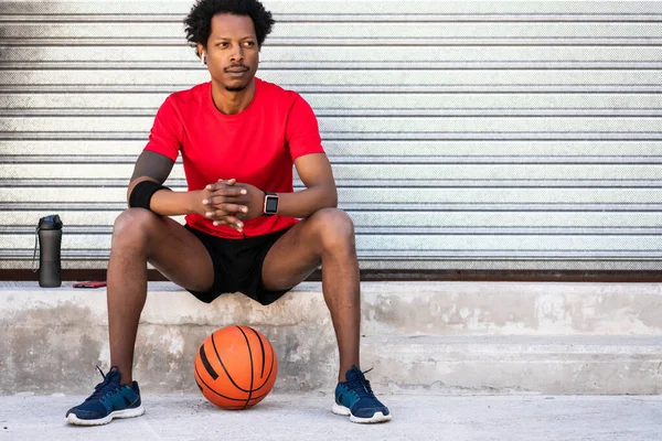 Afro atleta hombre relajante después del entrenamiento. —  Fotos de Stock