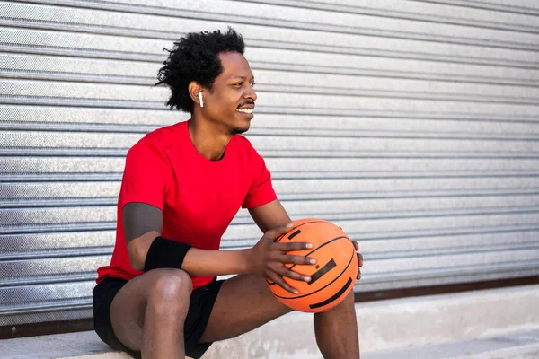 Afro atleta hombre relajante después del entrenamiento. —  Fotos de Stock