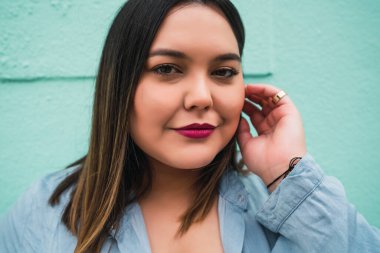 Genç ve iri kadın portresi..