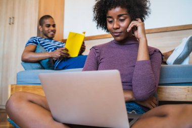 Çift hafta sonunu evdeki kanepede birlikte geçiriyor..