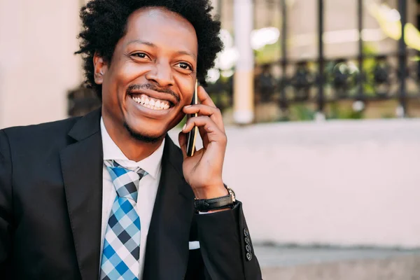 Affärsman talar i telefon utomhus. — Stockfoto