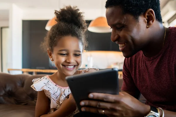 Πατέρας και κόρη χρησιμοποιούν ψηφιακή ταμπλέτα στο σπίτι. — Φωτογραφία Αρχείου