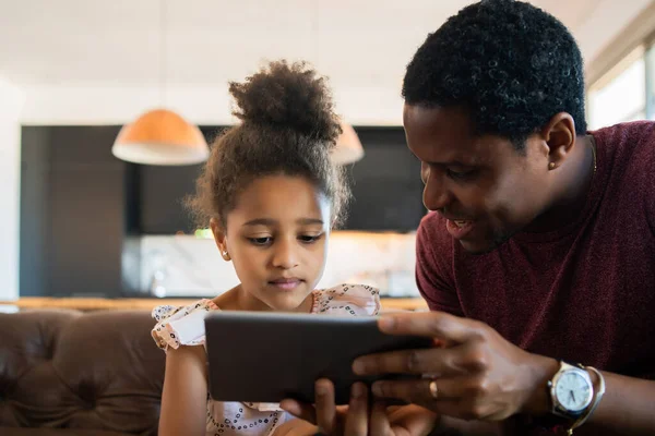 Ojciec i córka korzystający z tabletu cyfrowego w domu. — Zdjęcie stockowe