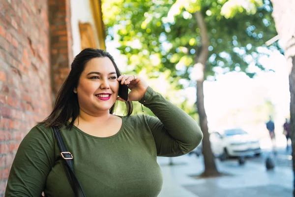 Giovane plus size donna parlando al telefono. — Foto Stock