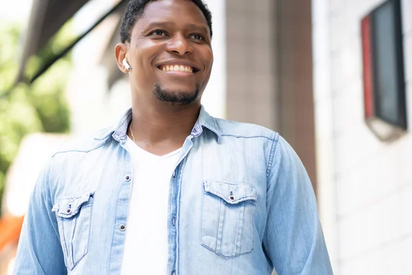 Afrikansk amerikan ler när han går utomhus. — Stockfoto