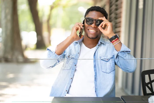 Hombre hablando por teléfono en la cafetería. — Foto de Stock