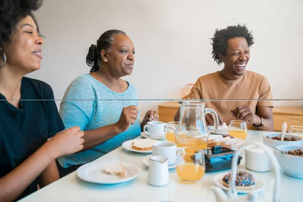 Rodina snídá společně doma. — Stock fotografie