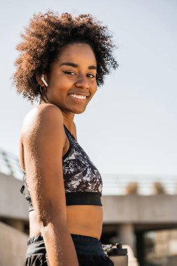 Sporcu kadın dışarıda çalışırken dinleniyor..