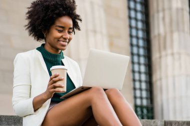 İş kadını laptopunu dışarıda kullanıyor..