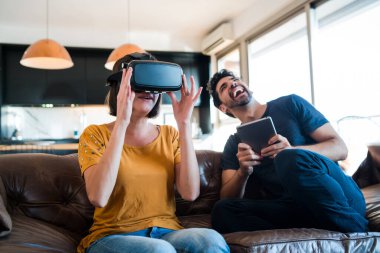 Video oyunu oynayan çift VR gözlüklü.