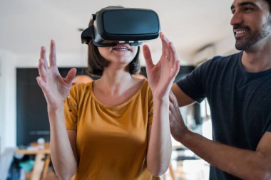 Video oyunu oynayan çift VR gözlüklü.