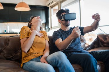 Video oyunu oynayan çift VR gözlüklü.