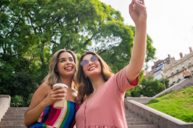 İki arkadaş dışarıda selfie çekiyor..