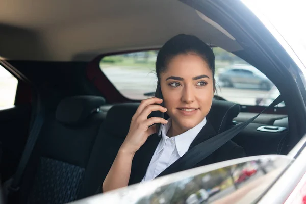 Empresaria hablando por teléfono en coche. — Foto de Stock