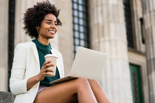 Mulher de negócios usando seu laptop ao ar livre. — Fotografia de Stock
