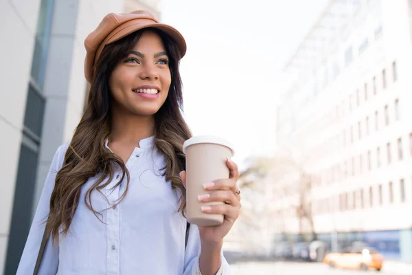 Mujer joven sosteniendo una taza de café. —  Fotos de Stock