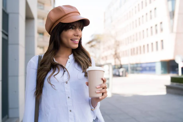 Mujer joven sosteniendo una taza de café. —  Fotos de Stock