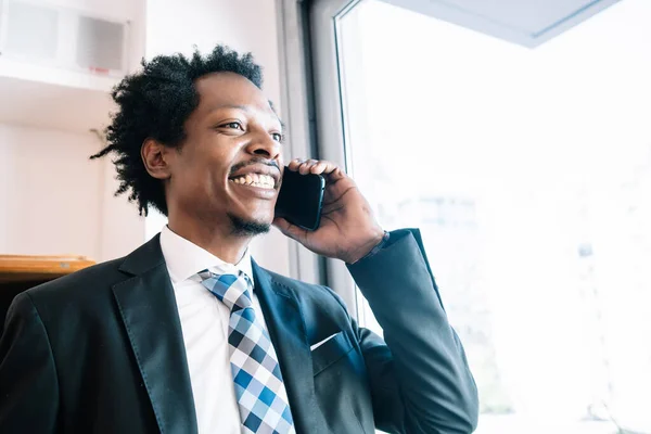 Affärsman pratar i telefon på kontoret. — Stockfoto