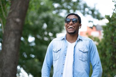 Adam dışarıda dururken gülümsüyor..