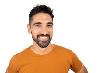 Beyaz arka planda gülümseyen genç adam.