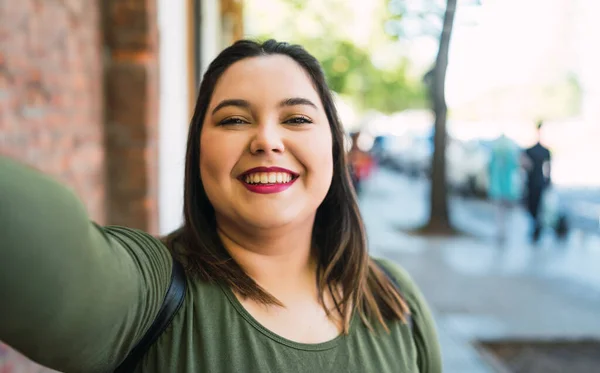 Young plus size woman taking a selfie. — Stock Photo, Image