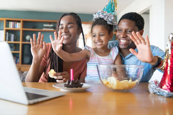 Famiglia festeggia il compleanno online a casa. — Foto Stock