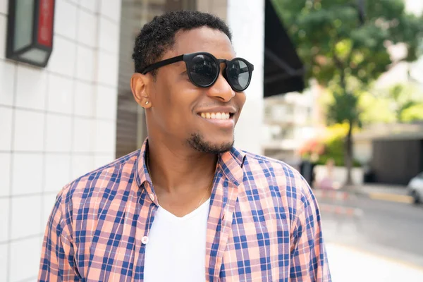 Afrikansk amerikan ler när han går utomhus. — Stockfoto