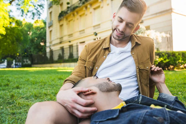 Schwules Paar verbringt Zeit zusammen im Park. — Stockfoto