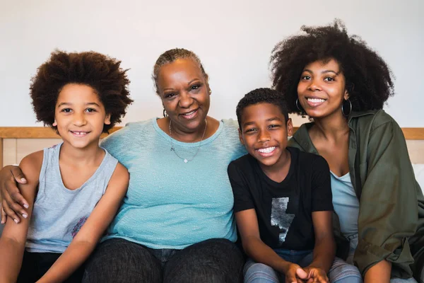 Nonna, madre e figli insieme a casa. — Foto Stock