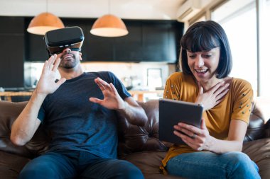 Video oyunu oynayan çift VR gözlüklü.