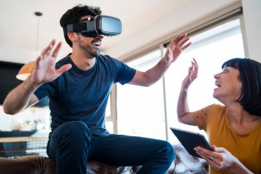 Video oyunu oynayan çift VR gözlüklü.